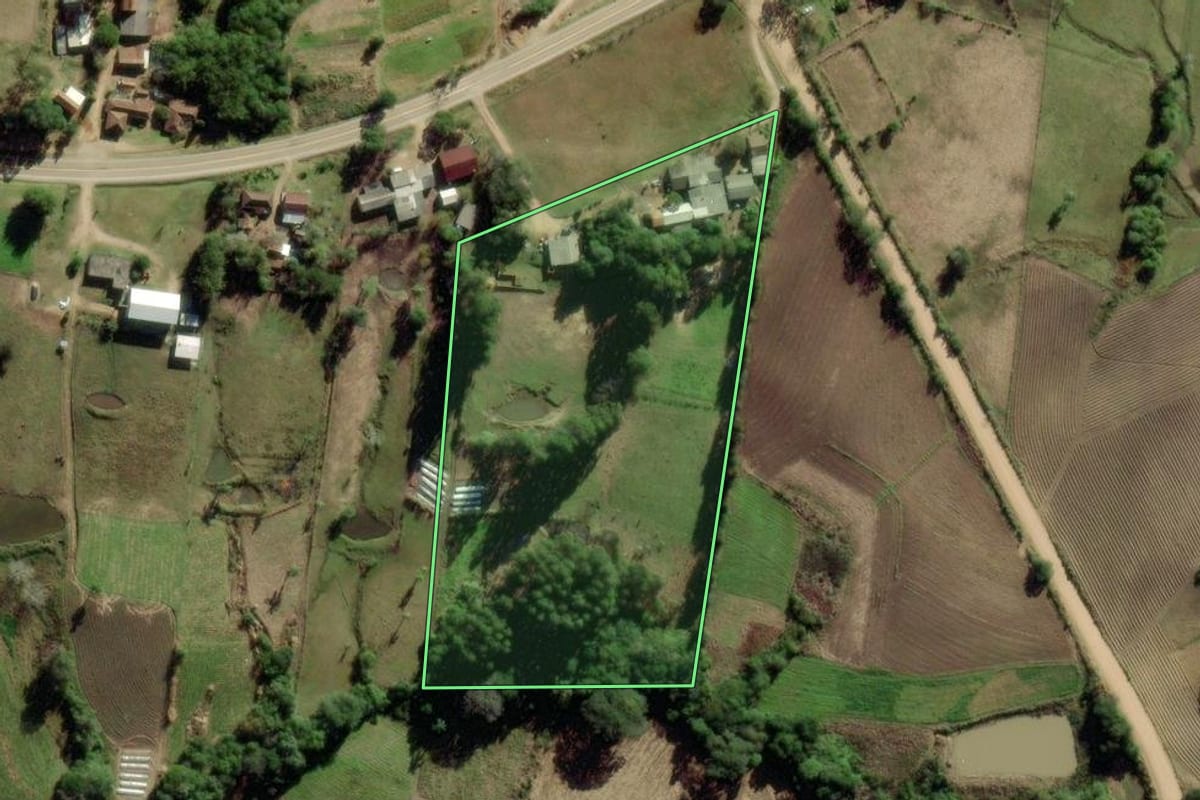 Imagem de satélite do imóvel rural em São Lourenço do Sul (RS), com o contorno declarado no CAR desenhado por cima.