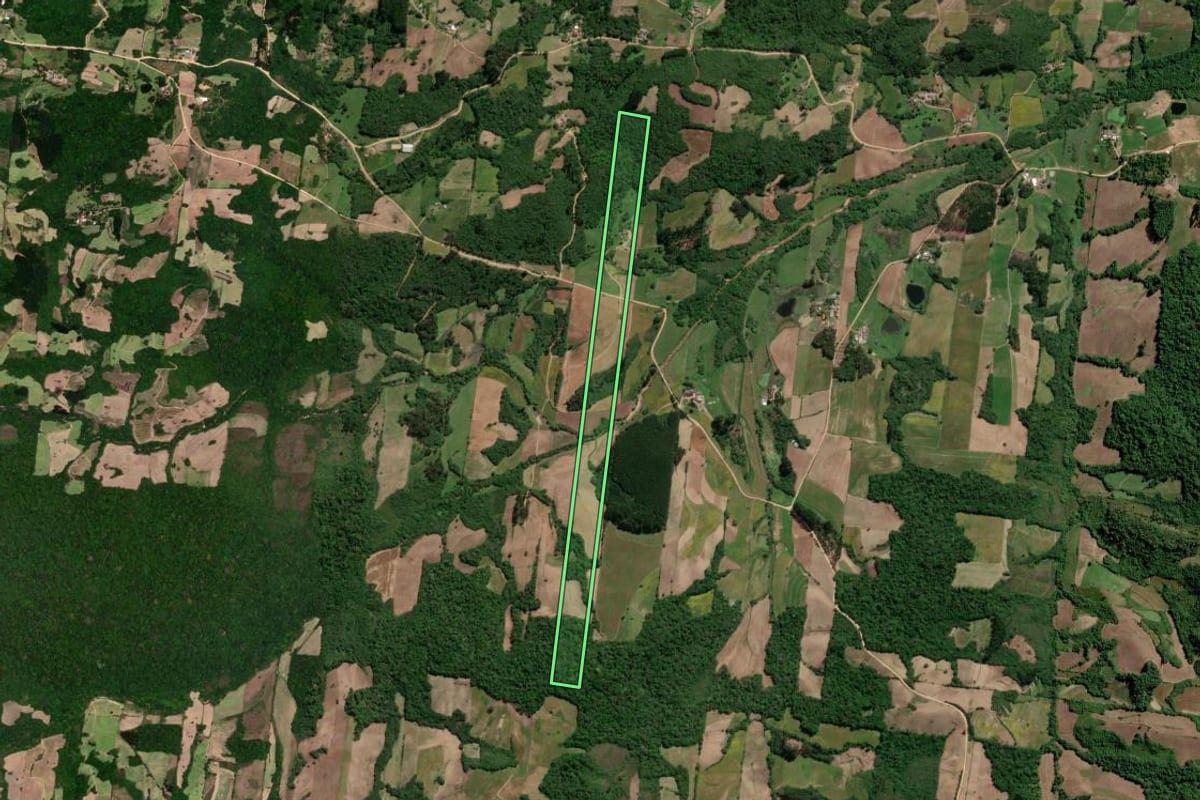 Imagem de satélite do imóvel rural em São Lourenço do Sul (RS), com o contorno declarado no CAR desenhado por cima.
