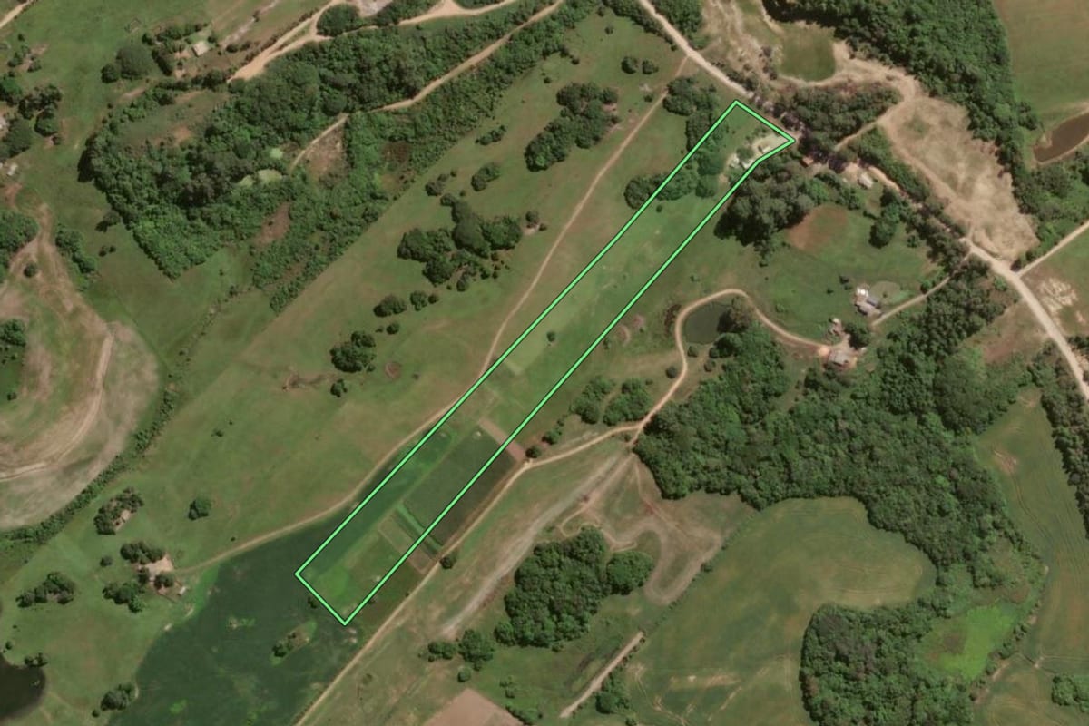 Imagem de satélite do imóvel rural em São Lourenço do Sul (RS), com o contorno declarado no CAR desenhado por cima.
