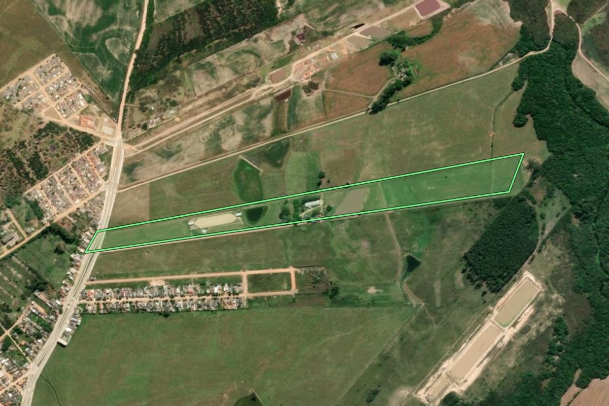 Imagem de satélite do imóvel rural em São Lourenço do Sul (RS), com o contorno declarado no CAR desenhado por cima.