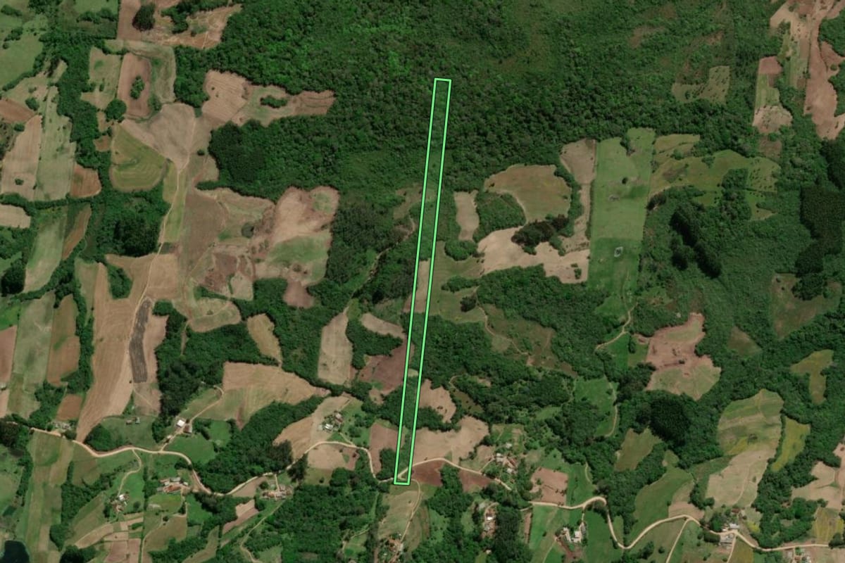 Imagem de satélite do imóvel rural em São Lourenço do Sul (RS), com o contorno declarado no CAR desenhado por cima.