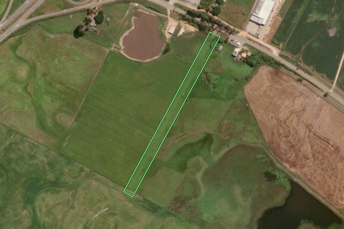 Imagem de satélite do imóvel rural em São Lourenço do Sul (RS), com o contorno declarado no CAR desenhado por cima.