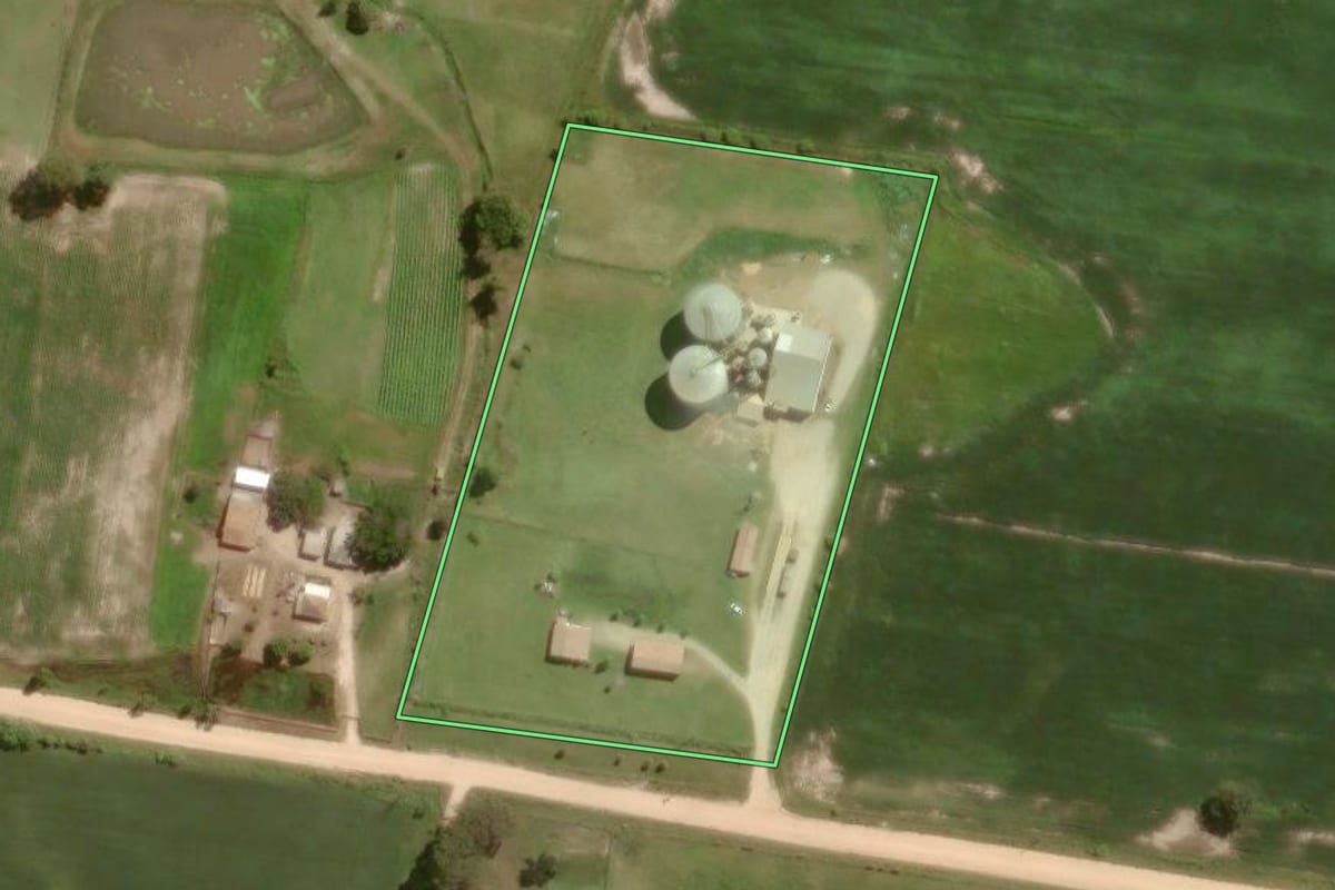 Imagem de satélite do imóvel rural em São Lourenço do Sul (RS), com o contorno declarado no CAR desenhado por cima.