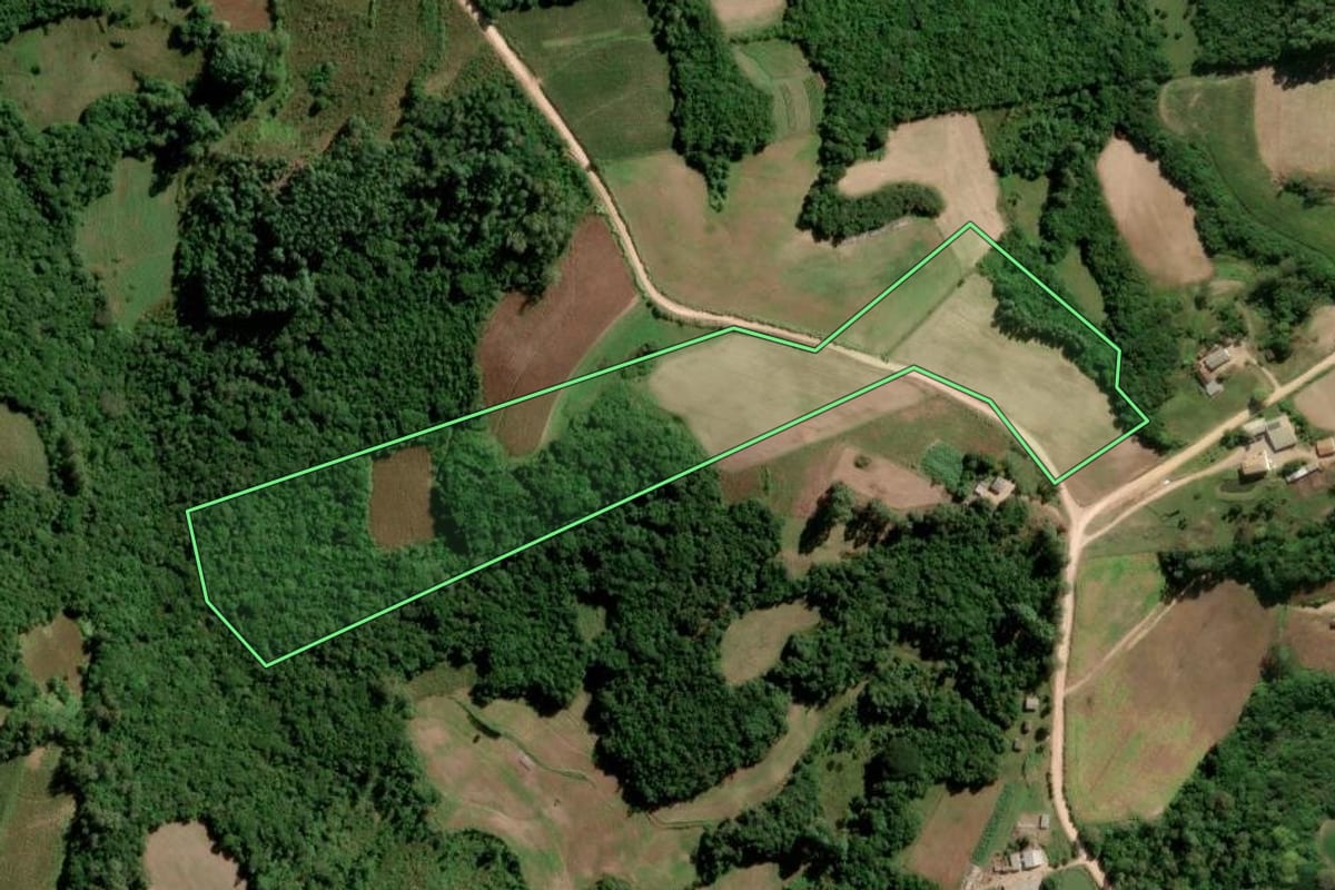Imagem de satélite do imóvel rural em São Lourenço do Sul (RS), com o contorno declarado no CAR desenhado por cima.