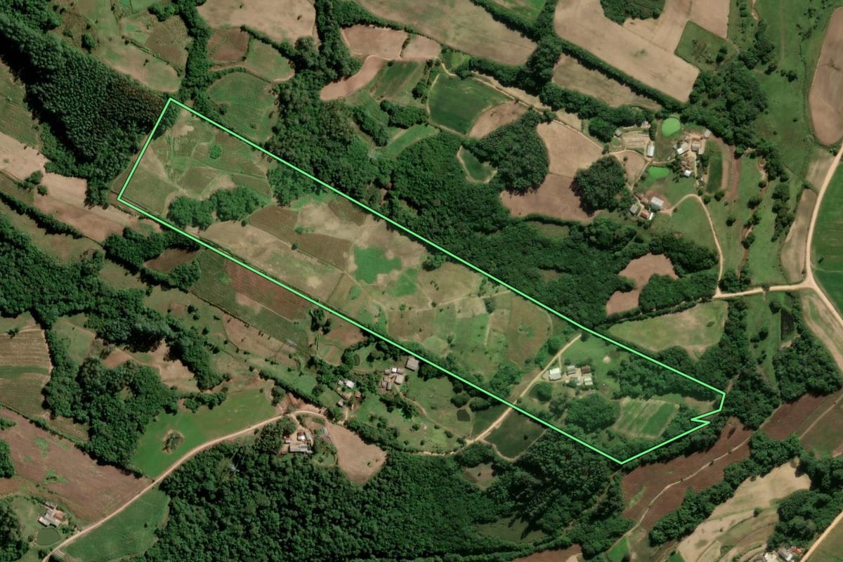 Imagem de satélite do imóvel rural em São Lourenço do Sul (RS), com o contorno declarado no CAR desenhado por cima.
