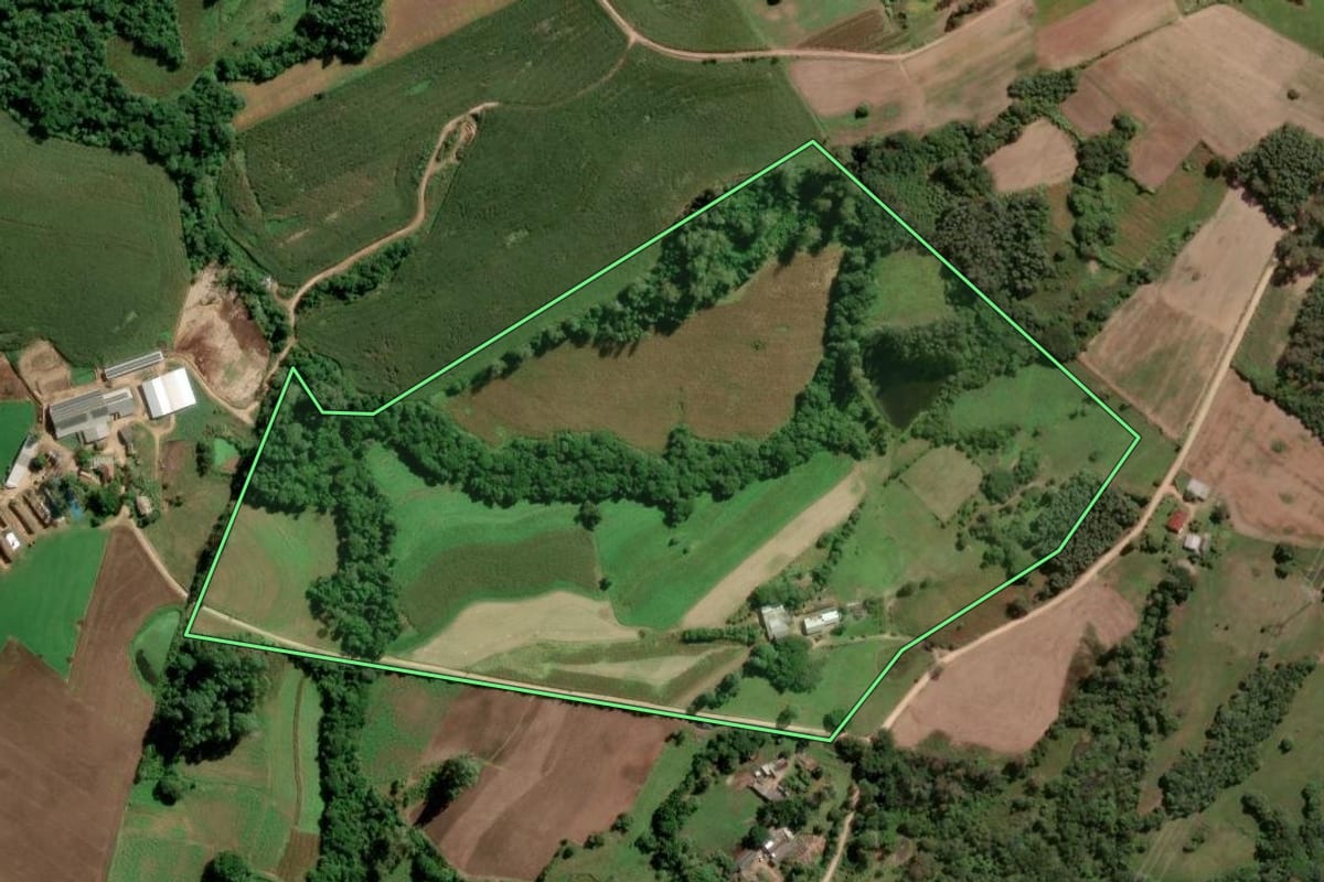 Imagem de satélite do imóvel rural em São Lourenço do Sul (RS), com o contorno declarado no CAR desenhado por cima.
