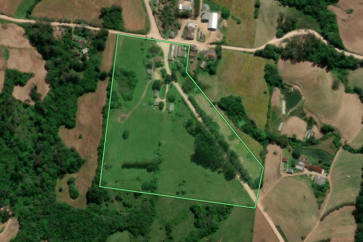 Imagem de satélite do imóvel rural em São Lourenço do Sul (RS), com o contorno declarado no CAR desenhado por cima.