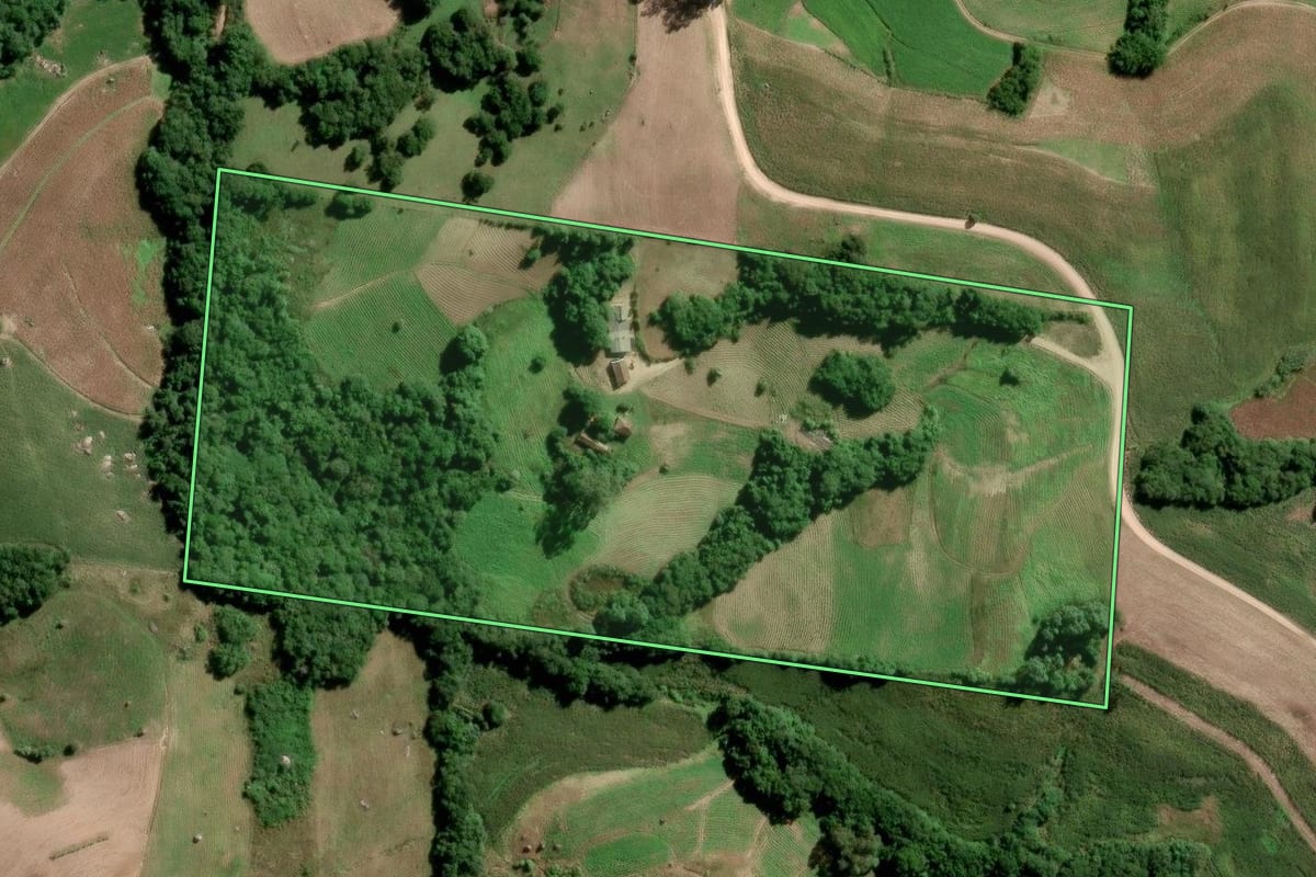 Imagem de satélite do imóvel rural em São Lourenço do Sul (RS), com o contorno declarado no CAR desenhado por cima.