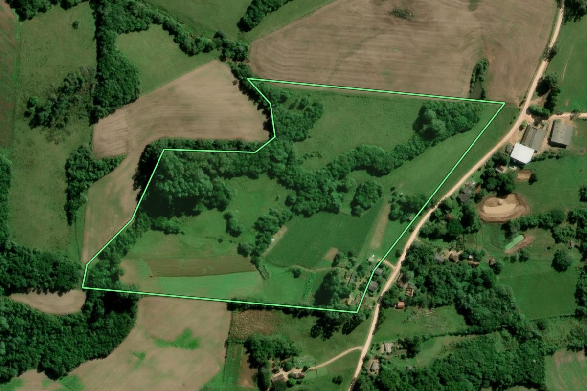 Imagem de satélite do imóvel rural em São Lourenço do Sul (RS), com o contorno declarado no CAR desenhado por cima.