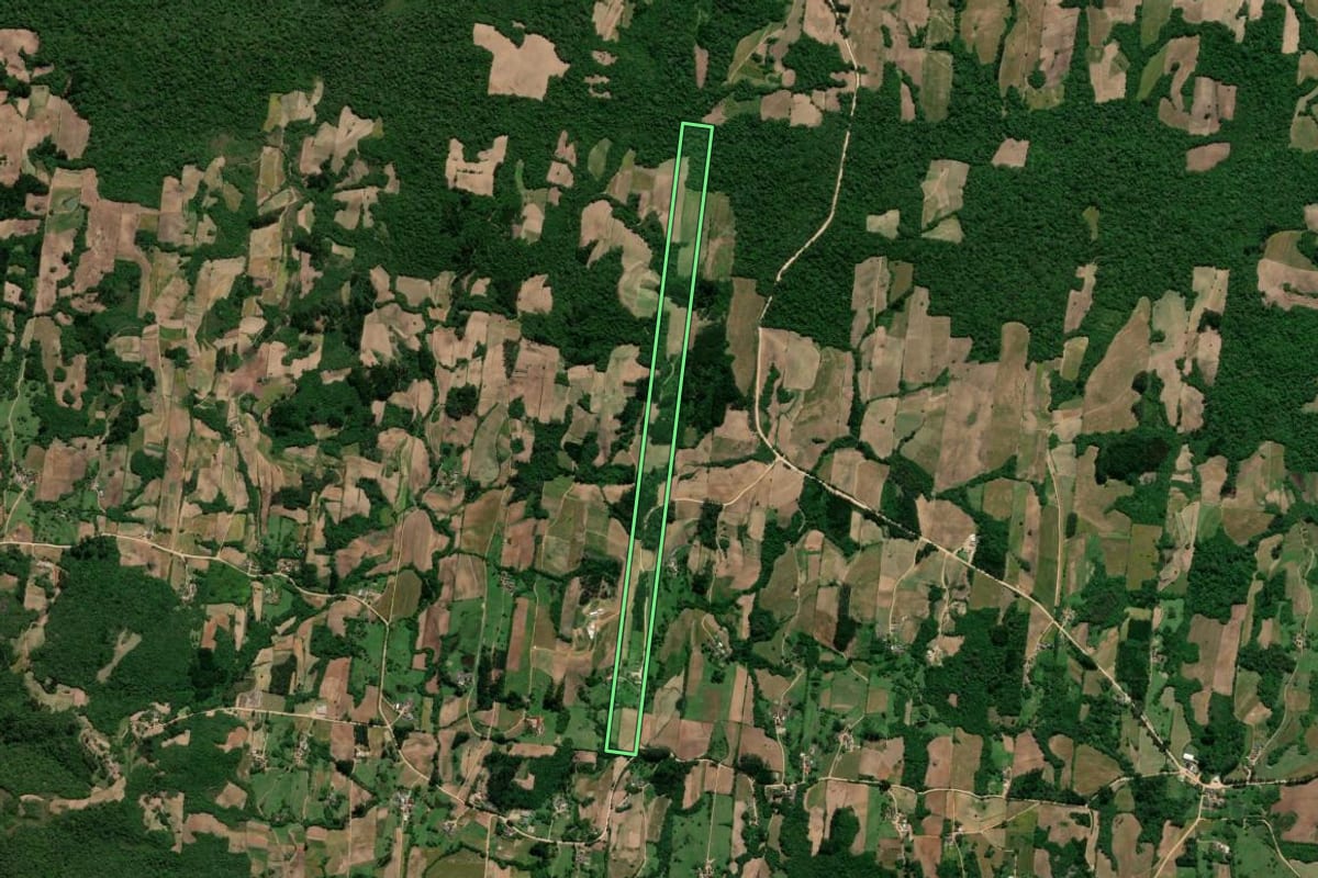 Imagem de satélite do imóvel rural em São Lourenço do Sul (RS), com o contorno declarado no CAR desenhado por cima.