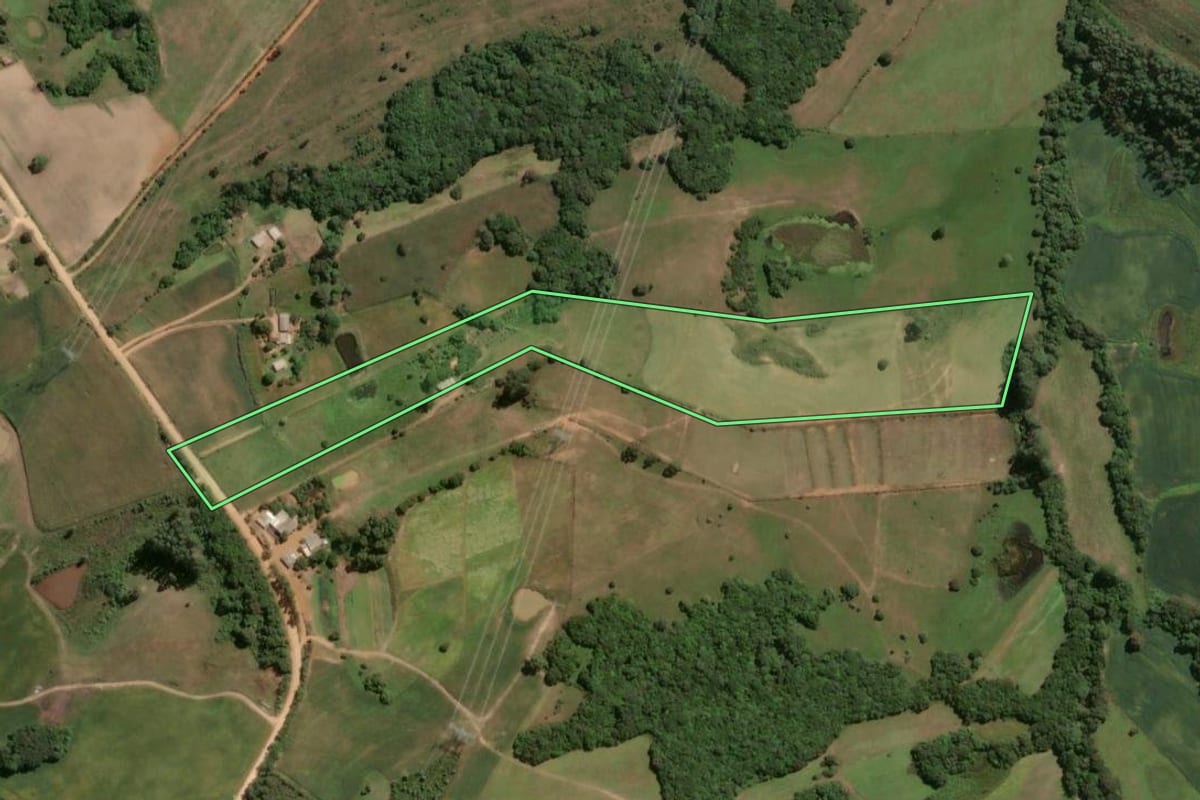 Imagem de satélite do imóvel rural em São Lourenço do Sul (RS), com o contorno declarado no CAR desenhado por cima.
