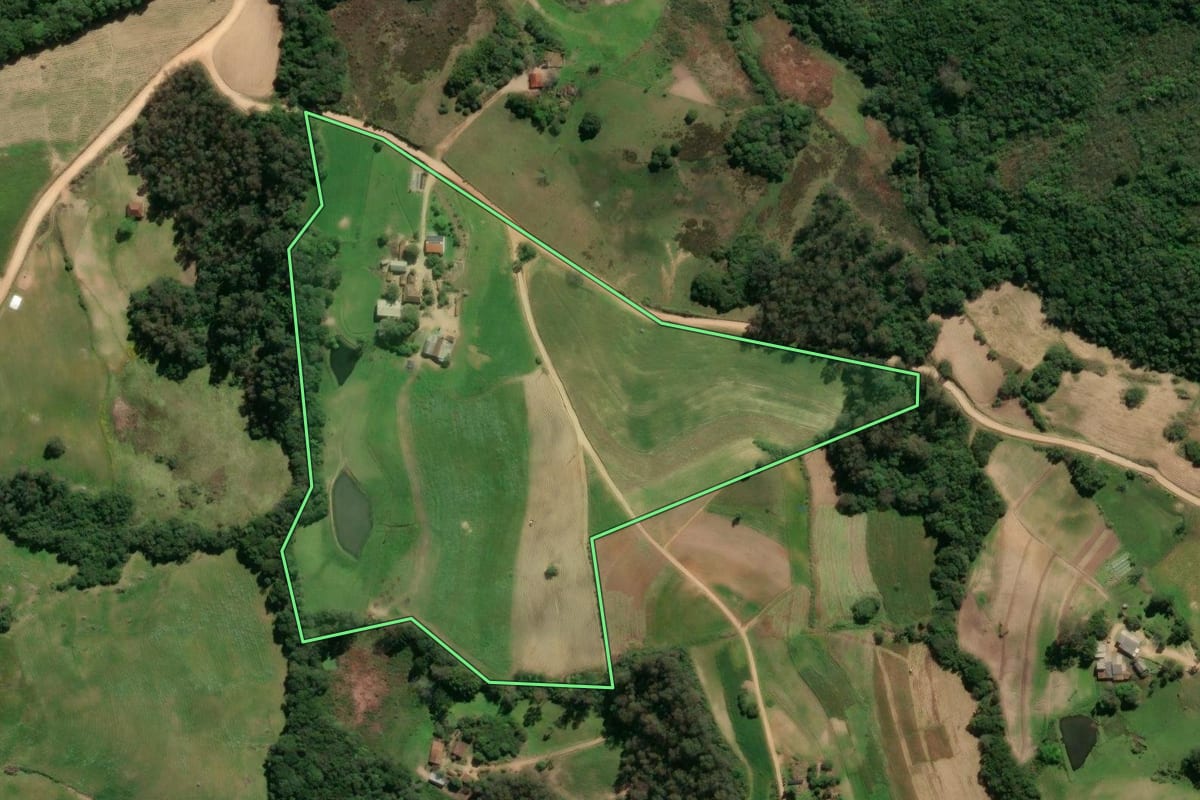 Imagem de satélite do imóvel rural em São Lourenço do Sul (RS), com o contorno declarado no CAR desenhado por cima.