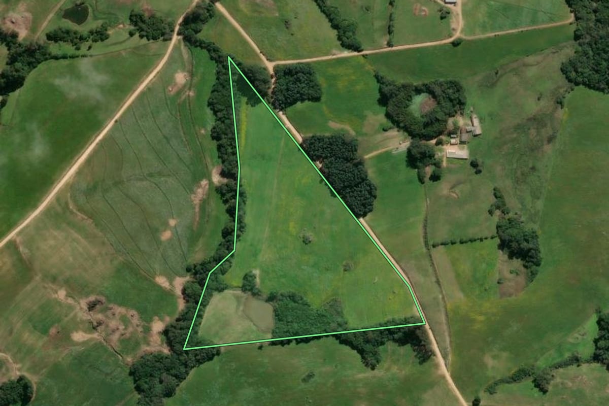 Imagem de satélite do imóvel rural em São Lourenço do Sul (RS), com o contorno declarado no CAR desenhado por cima.