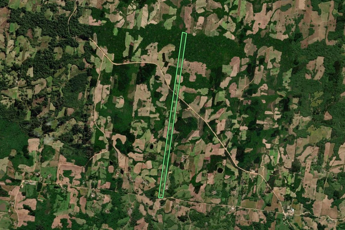 Imagem de satélite do imóvel rural em São Lourenço do Sul (RS), com o contorno declarado no CAR desenhado por cima.