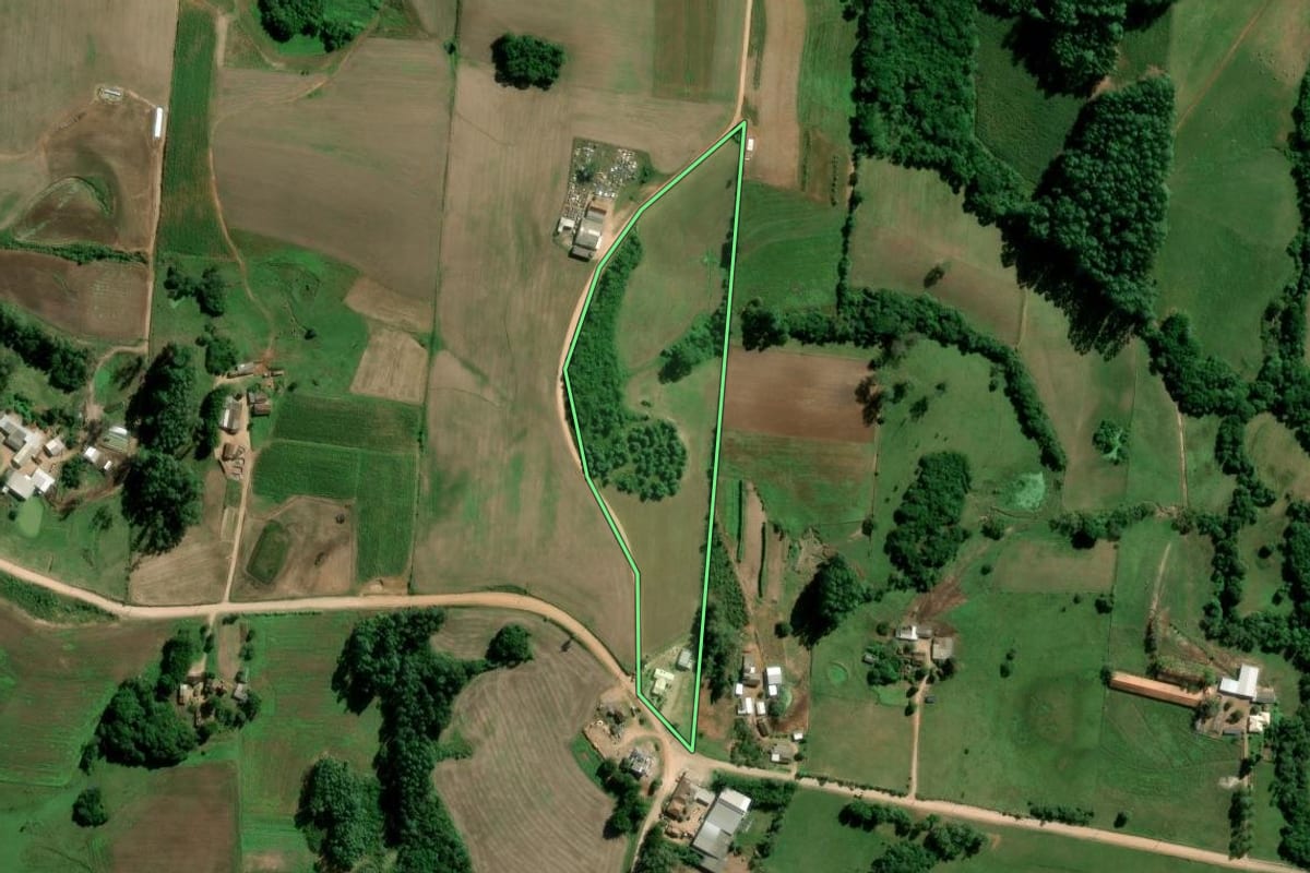 Imagem de satélite do imóvel rural em São Lourenço do Sul (RS), com o contorno declarado no CAR desenhado por cima.