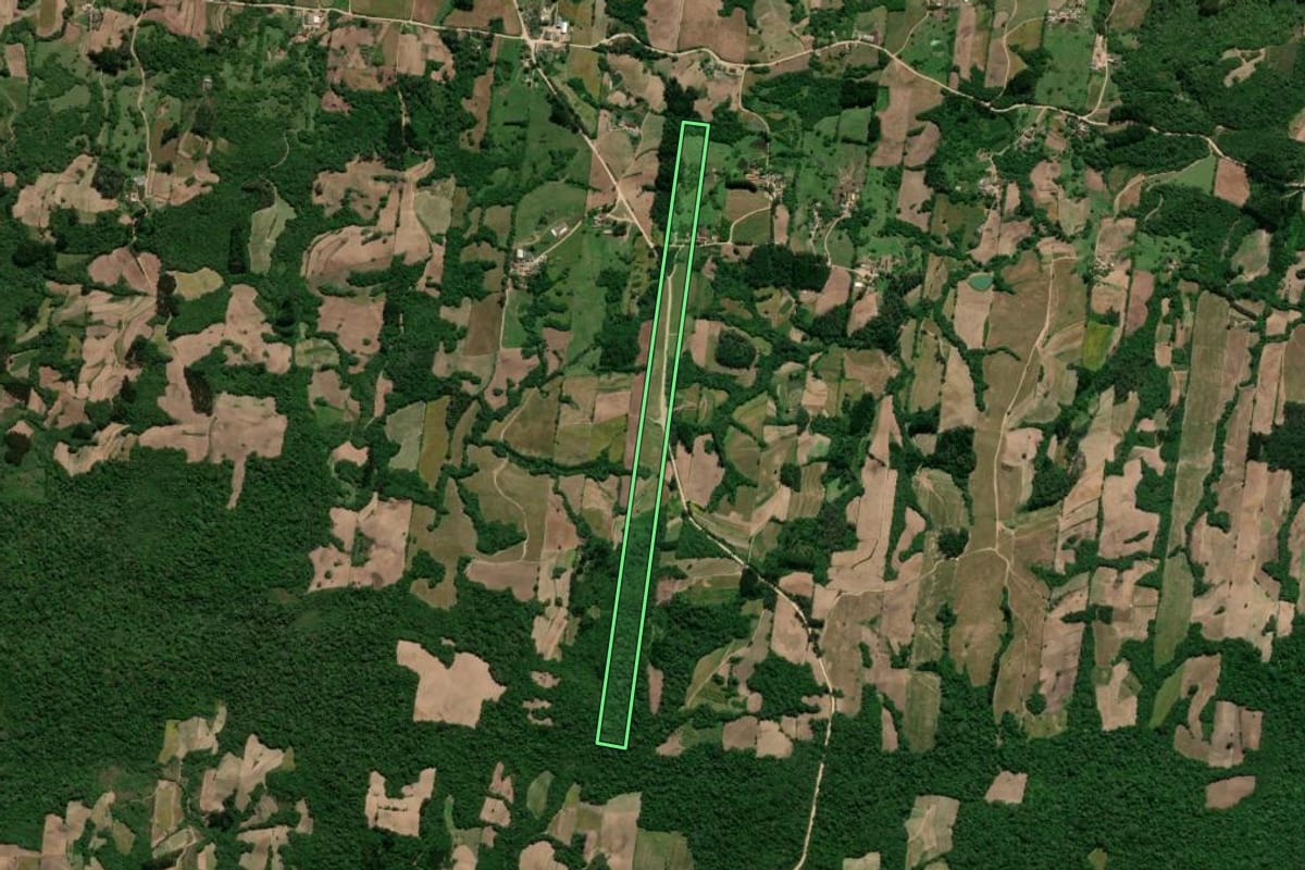 Imagem de satélite do imóvel rural em São Lourenço do Sul (RS), com o contorno declarado no CAR desenhado por cima.