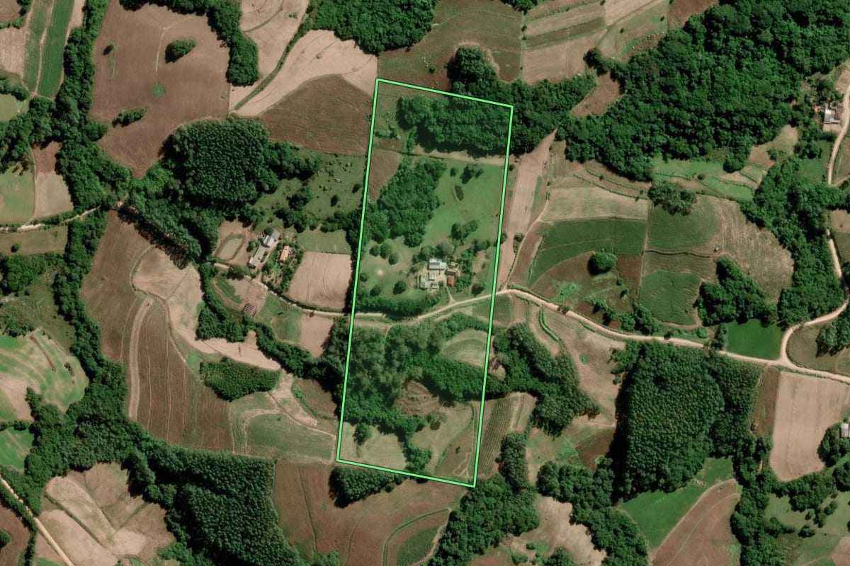 Imagem de satélite do imóvel rural em São Lourenço do Sul (RS), com o contorno declarado no CAR desenhado por cima.