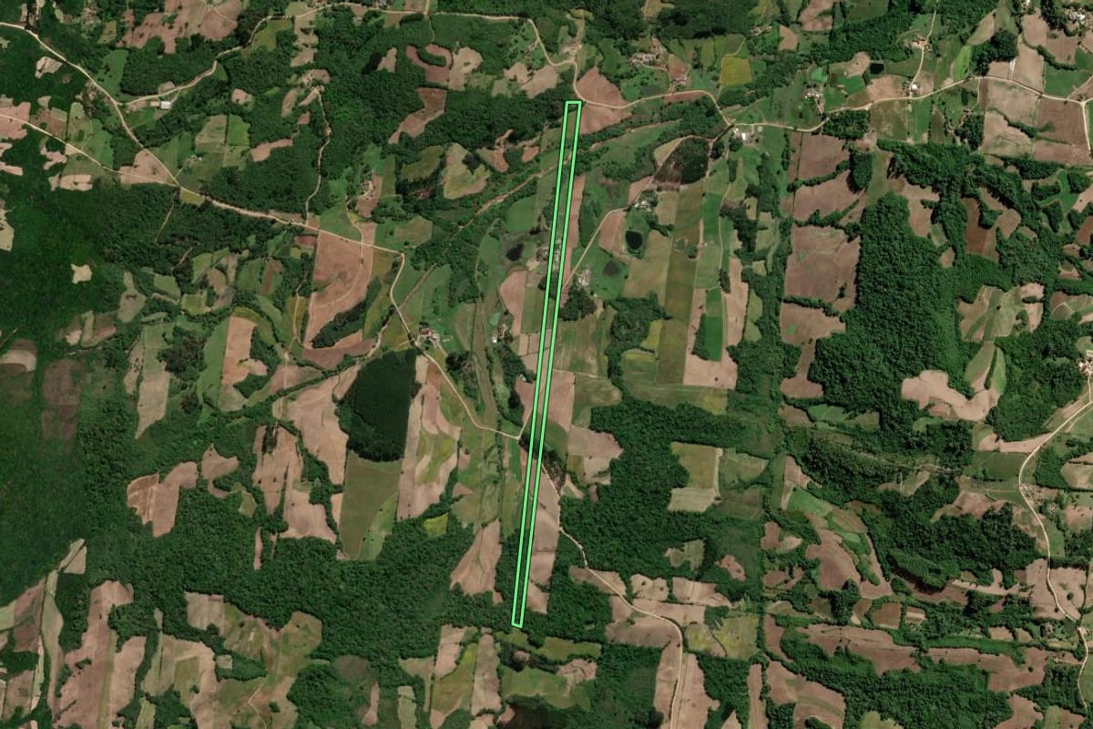 Imagem de satélite do imóvel rural em São Lourenço do Sul (RS), com o contorno declarado no CAR desenhado por cima.