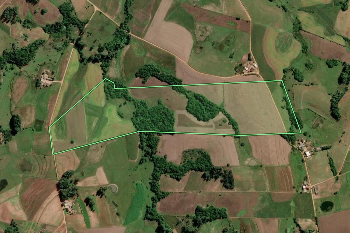 Imagem de satélite do imóvel rural em São Lourenço do Sul (RS), com o contorno declarado no CAR desenhado por cima.