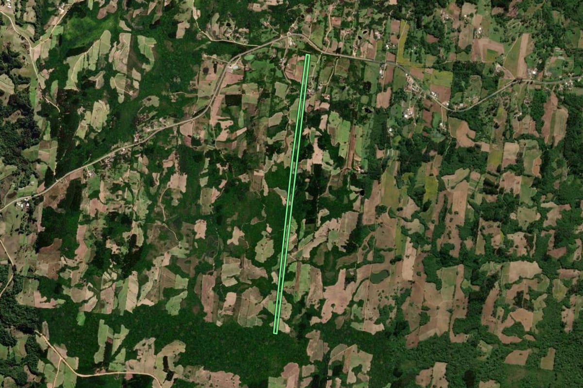 Imagem de satélite do imóvel rural em São Lourenço do Sul (RS), com o contorno declarado no CAR desenhado por cima.