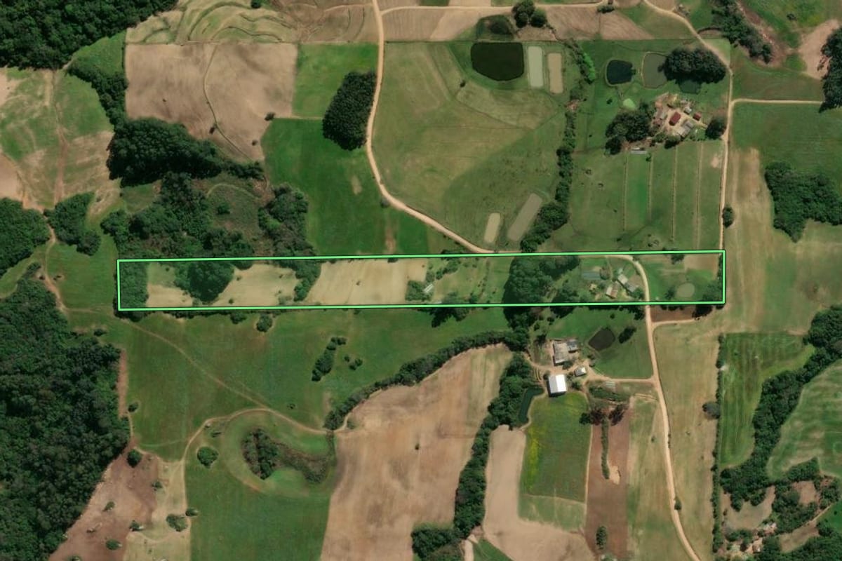 Imagem de satélite do imóvel rural em São Lourenço do Sul (RS), com o contorno declarado no CAR desenhado por cima.