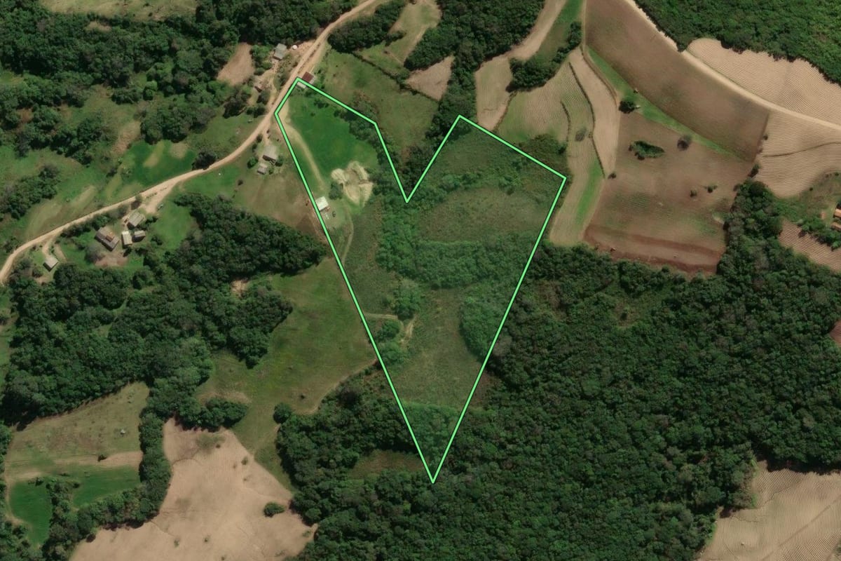 Imagem de satélite do imóvel rural em São Lourenço do Sul (RS), com o contorno declarado no CAR desenhado por cima.