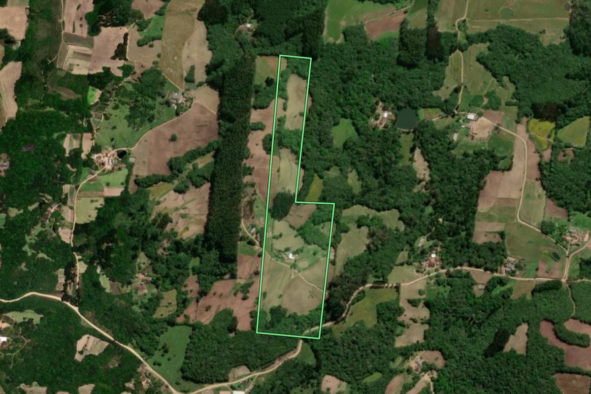 Imagem de satélite do imóvel rural em São Lourenço do Sul (RS), com o contorno declarado no CAR desenhado por cima.