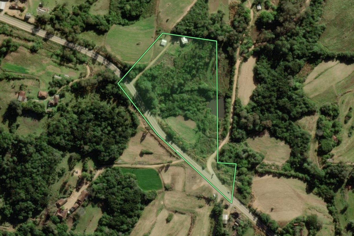 Imagem de satélite do imóvel rural em São Lourenço do Sul (RS), com o contorno declarado no CAR desenhado por cima.