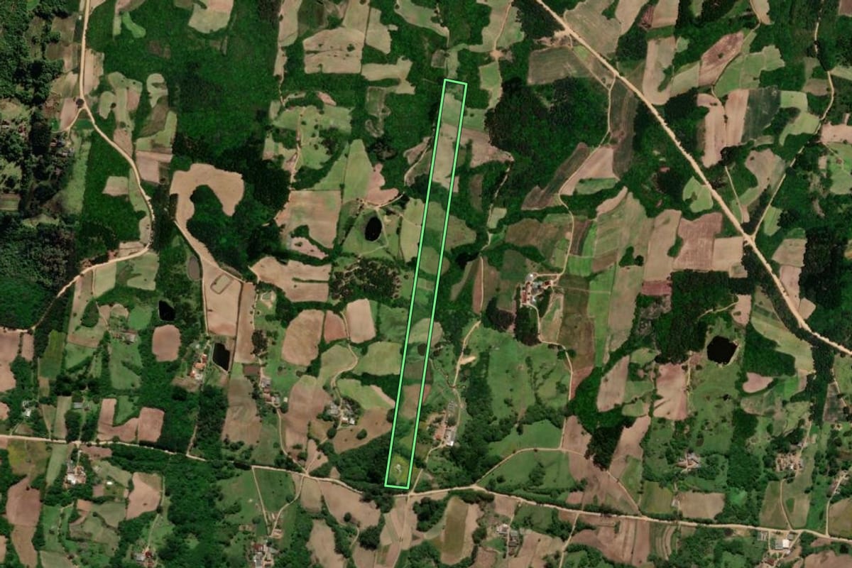 Imagem de satélite do imóvel rural em São Lourenço do Sul (RS), com o contorno declarado no CAR desenhado por cima.