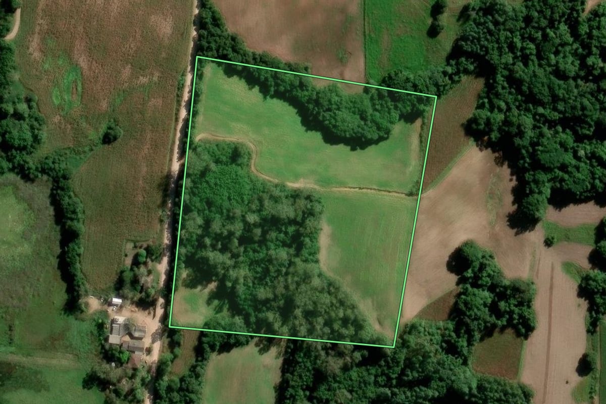 Imagem de satélite do imóvel rural em São Lourenço do Sul (RS), com o contorno declarado no CAR desenhado por cima.