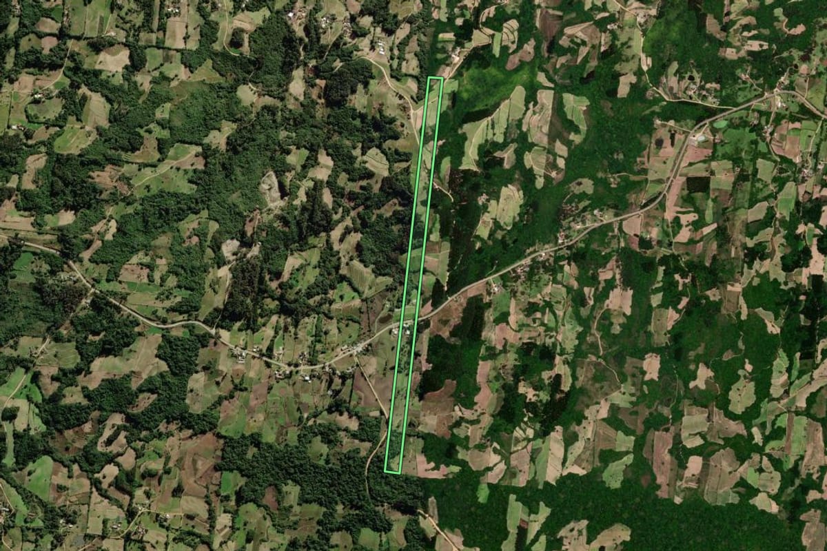 Imagem de satélite do imóvel rural em São Lourenço do Sul (RS), com o contorno declarado no CAR desenhado por cima.