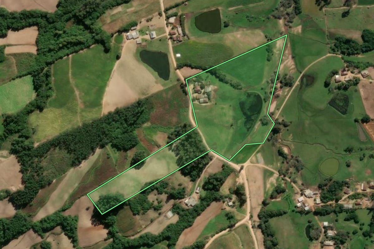 Imagem de satélite do imóvel rural em São Lourenço do Sul (RS), com o contorno declarado no CAR desenhado por cima.