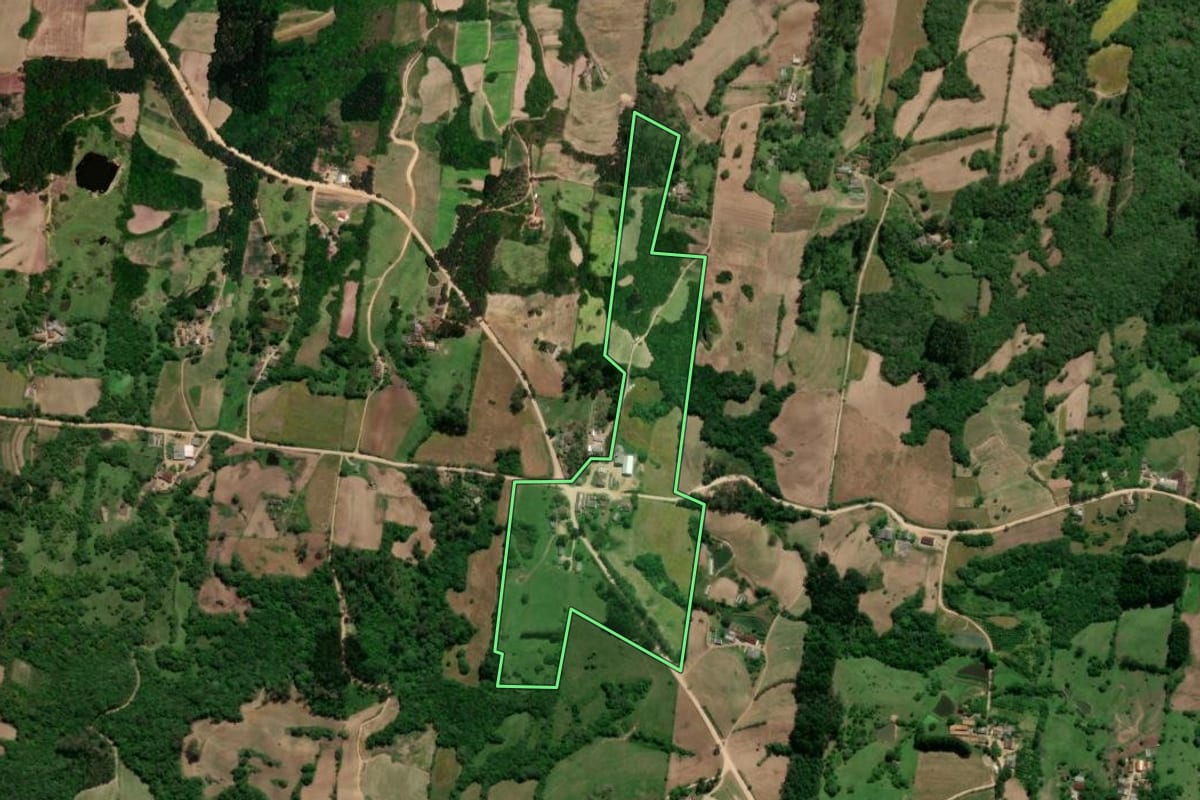 Imagem de satélite do imóvel rural em São Lourenço do Sul (RS), com o contorno declarado no CAR desenhado por cima.
