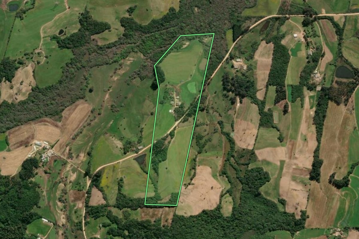 Imagem de satélite do imóvel rural em São Lourenço do Sul (RS), com o contorno declarado no CAR desenhado por cima.