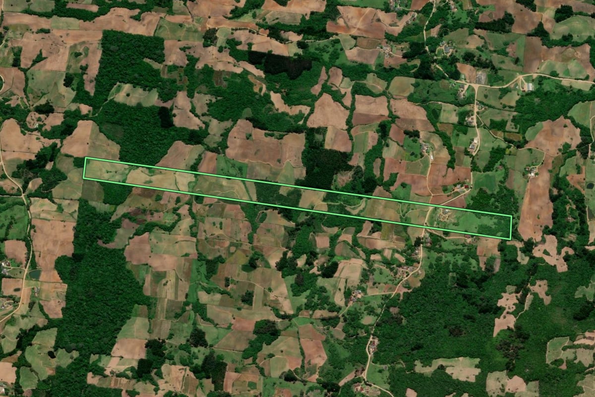 Imagem de satélite do imóvel rural em São Lourenço do Sul (RS), com o contorno declarado no CAR desenhado por cima.