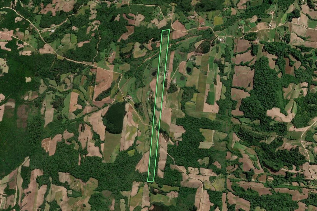 Imagem de satélite do imóvel rural em São Lourenço do Sul (RS), com o contorno declarado no CAR desenhado por cima.
