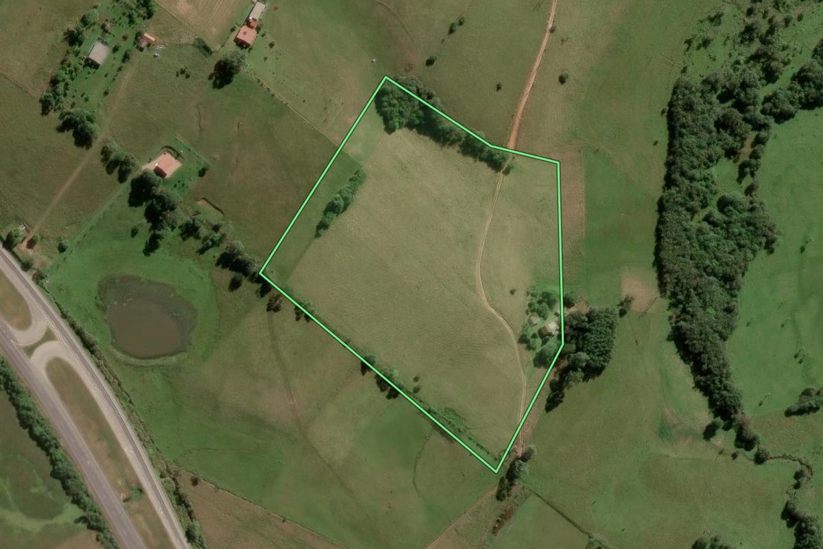 Imagem de satélite do imóvel rural em São Lourenço do Sul (RS), com o contorno declarado no CAR desenhado por cima.
