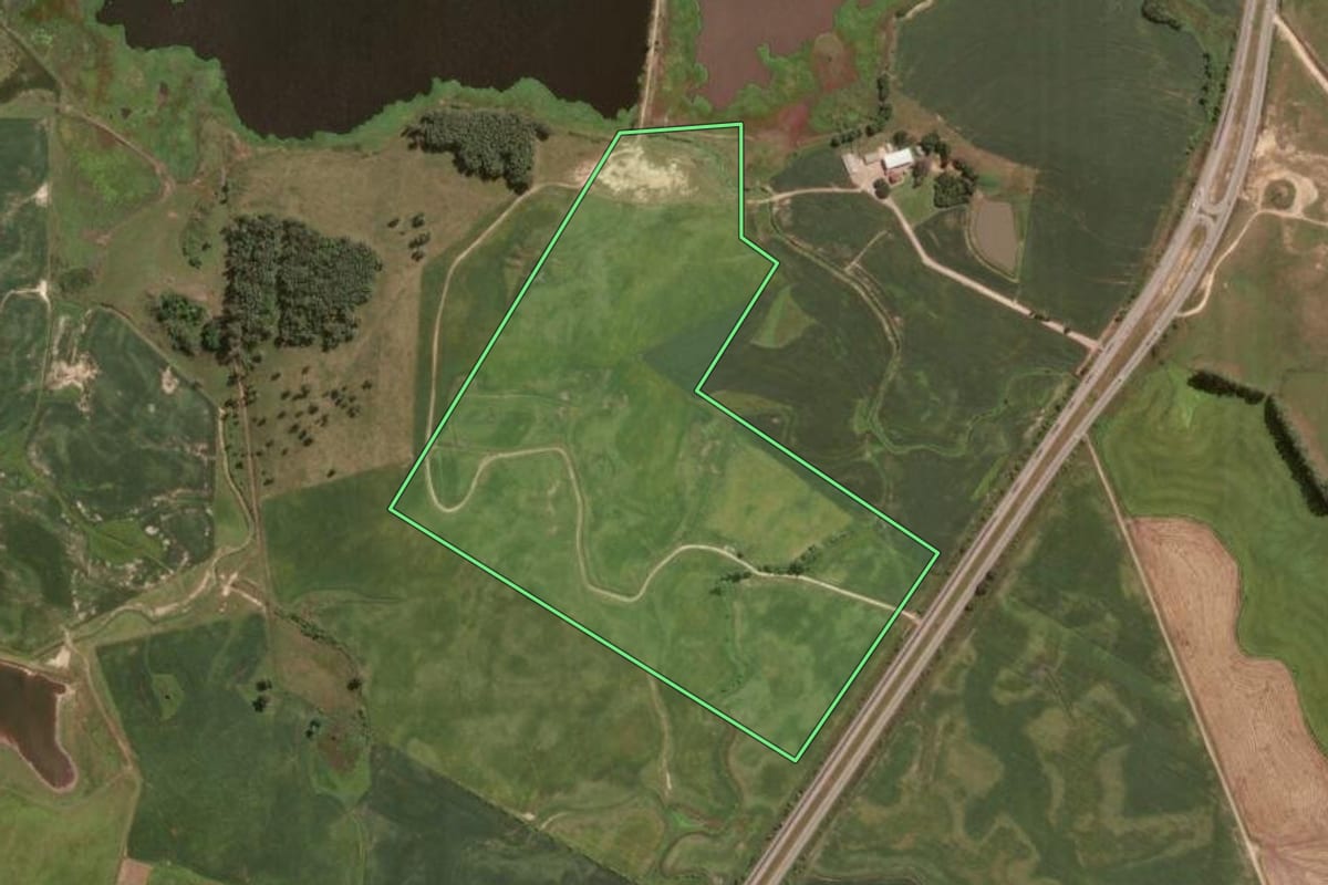 Imagem de satélite do imóvel rural em São Lourenço do Sul (RS), com o contorno declarado no CAR desenhado por cima.