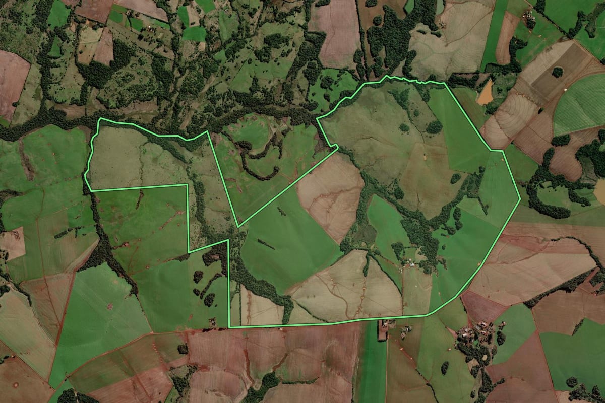 Imagem de satélite do imóvel rural em São Luiz Gonzaga (RS), com o contorno declarado no CAR desenhado por cima.