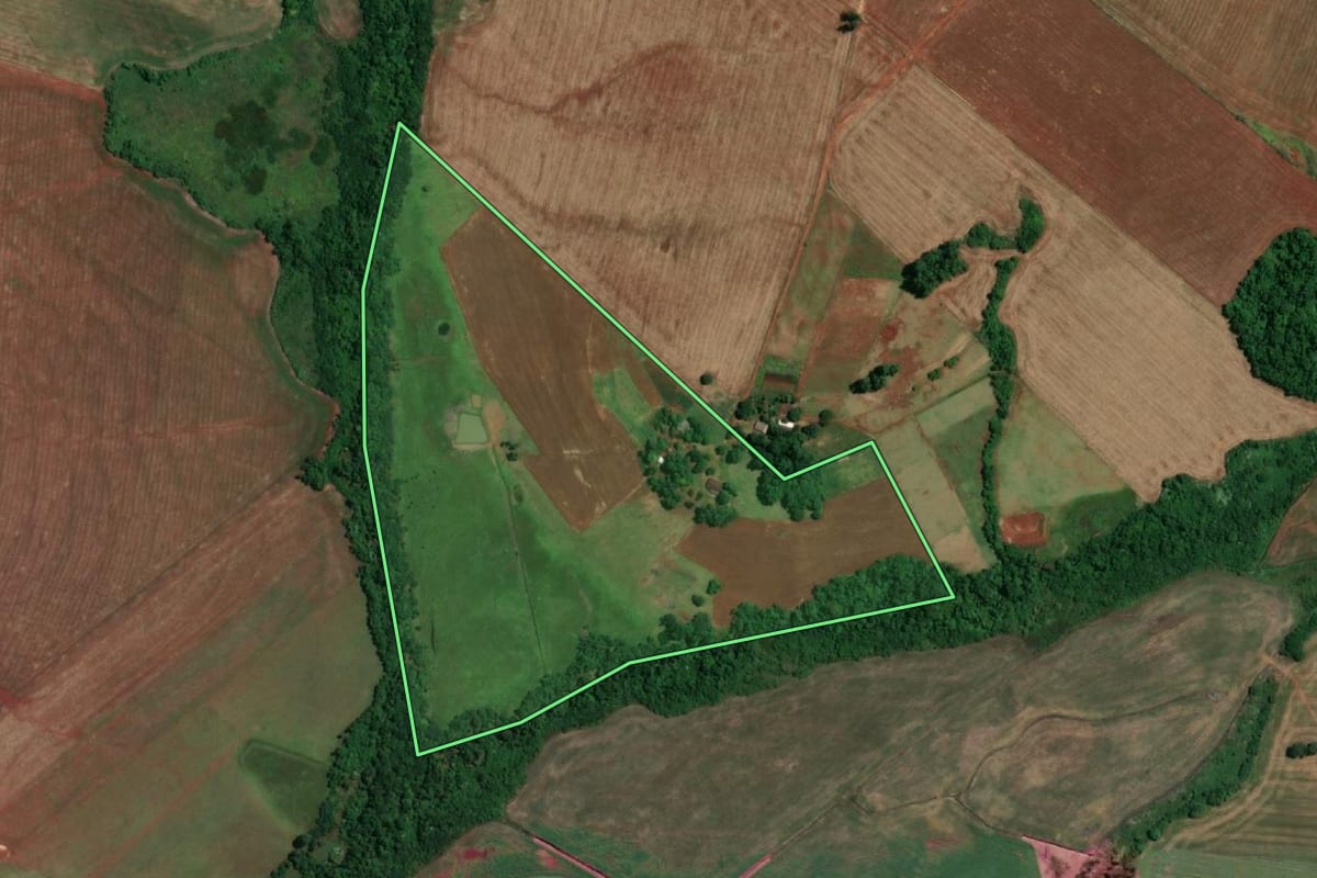 Imagem de satélite do imóvel rural em São Luiz Gonzaga (RS), com o contorno declarado no CAR desenhado por cima.