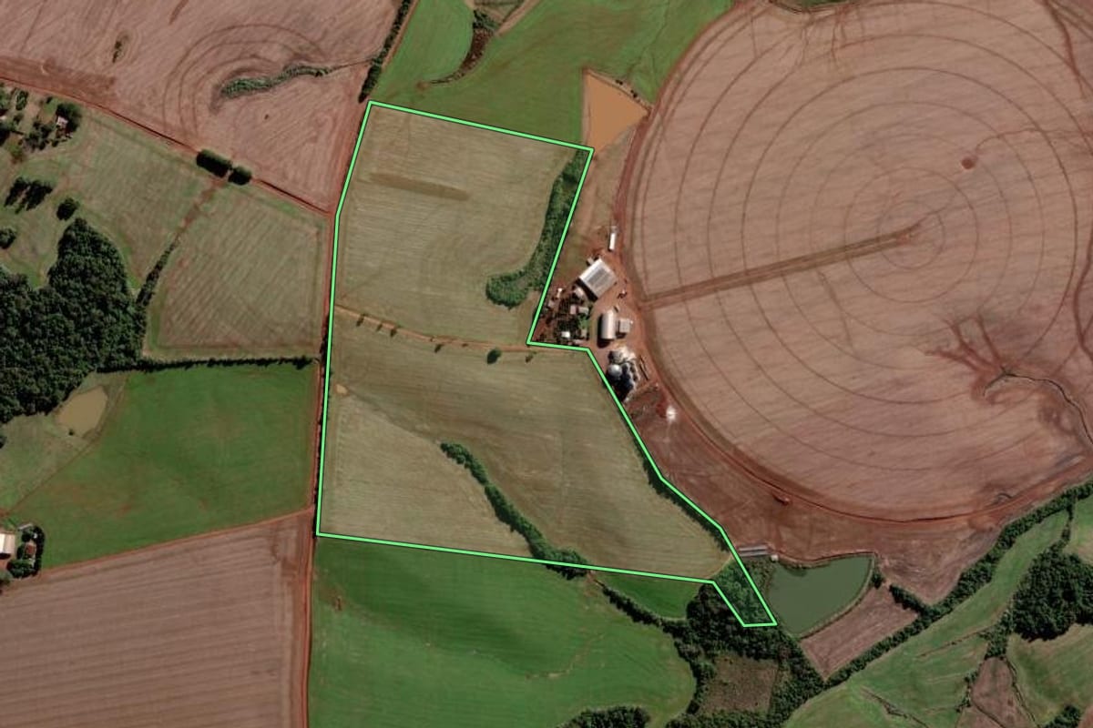 Imagem de satélite do imóvel rural em São Luiz Gonzaga (RS), com o contorno declarado no CAR desenhado por cima.