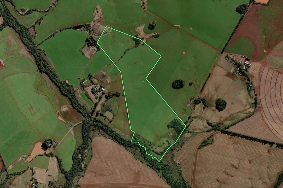 Imagem de satélite do imóvel rural em São Luiz Gonzaga (RS), com o contorno declarado no CAR desenhado por cima.