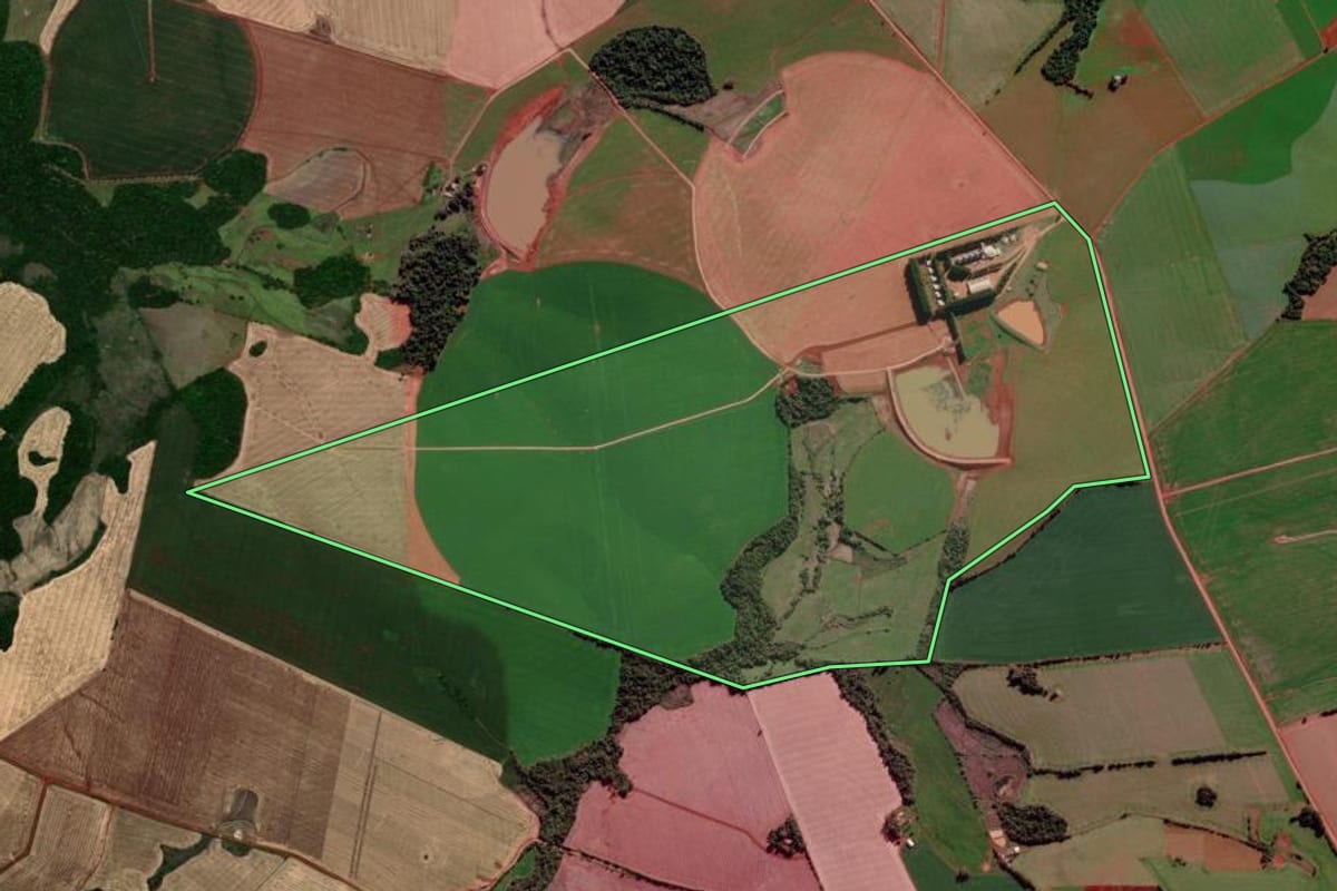 Imagem de satélite do imóvel rural em São Luiz Gonzaga (RS), com o contorno declarado no CAR desenhado por cima.