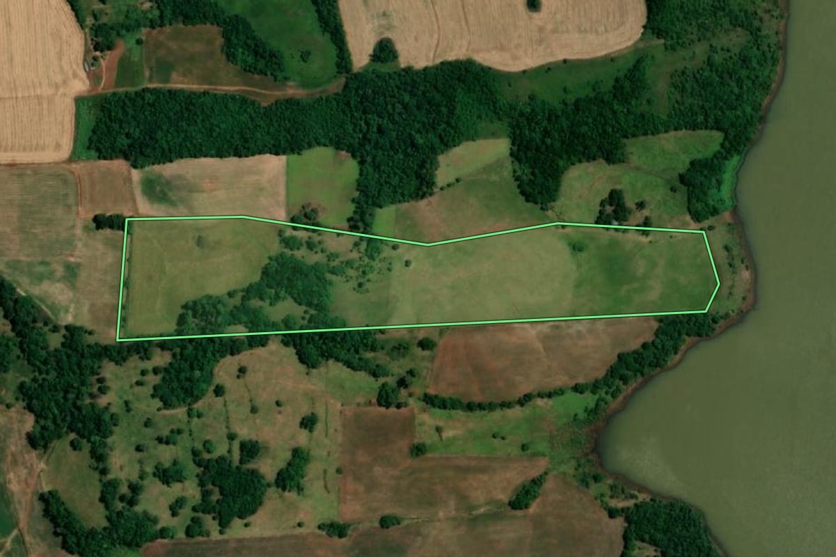 Imagem de satélite do imóvel rural em São Luiz Gonzaga (RS), com o contorno declarado no CAR desenhado por cima.