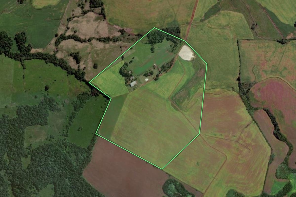 Imagem de satélite do imóvel rural em São Luiz Gonzaga (RS), com o contorno declarado no CAR desenhado por cima.