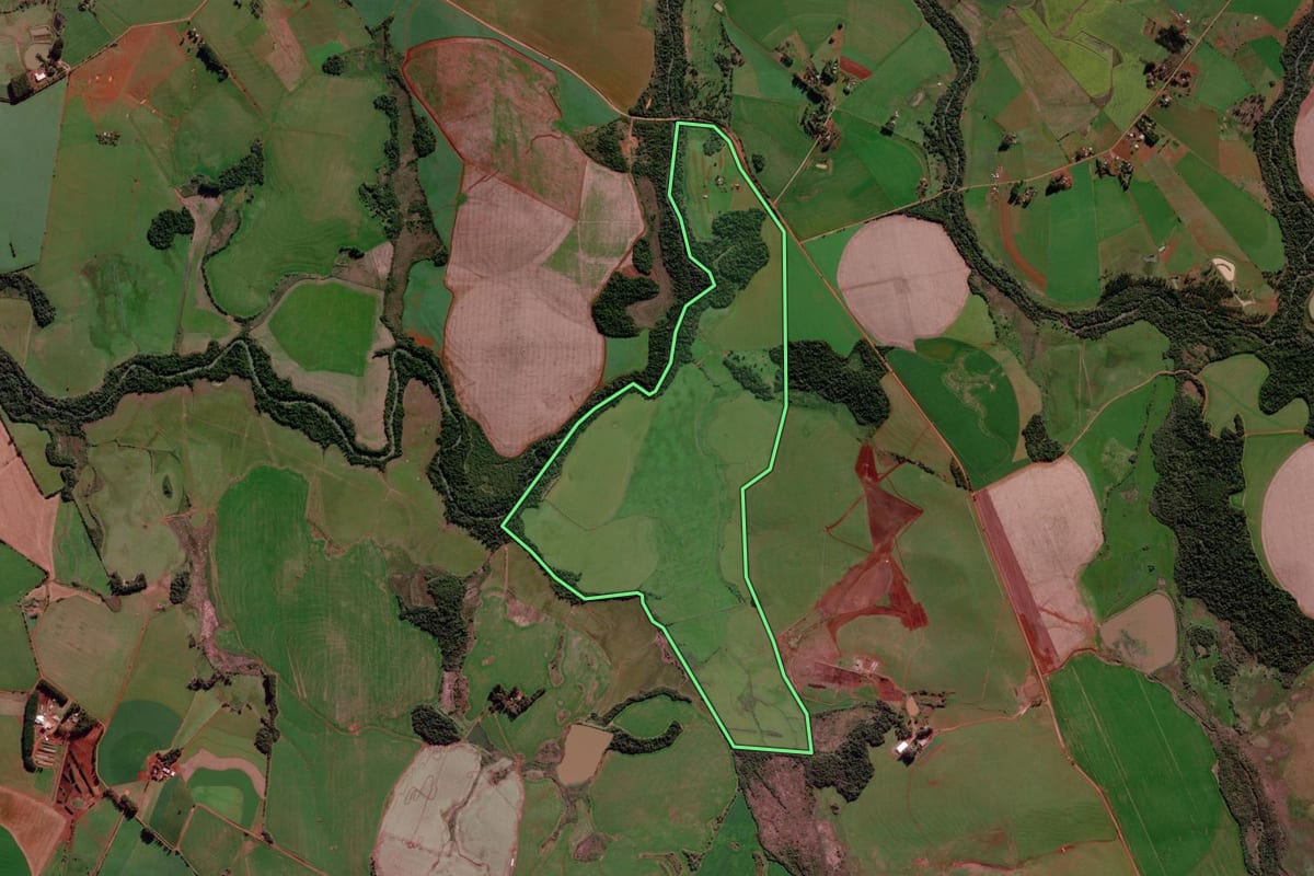 Imagem de satélite do imóvel rural em São Luiz Gonzaga (RS), com o contorno declarado no CAR desenhado por cima.