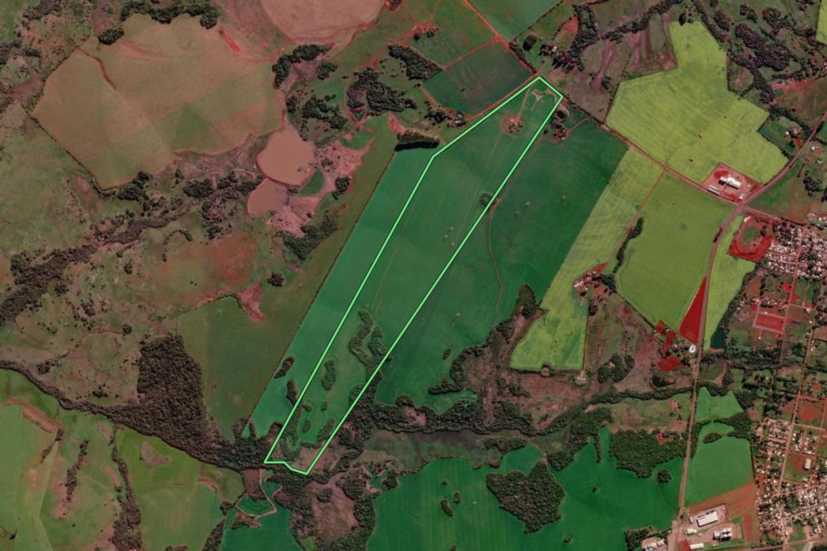 Imagem de satélite do imóvel rural em São Luiz Gonzaga (RS), com o contorno declarado no CAR desenhado por cima.