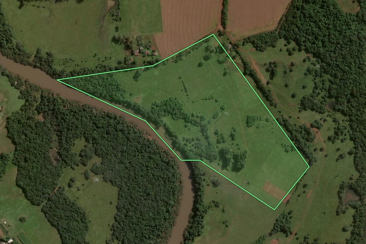 Imagem de satélite do imóvel rural em São Luiz Gonzaga (RS), com o contorno declarado no CAR desenhado por cima.