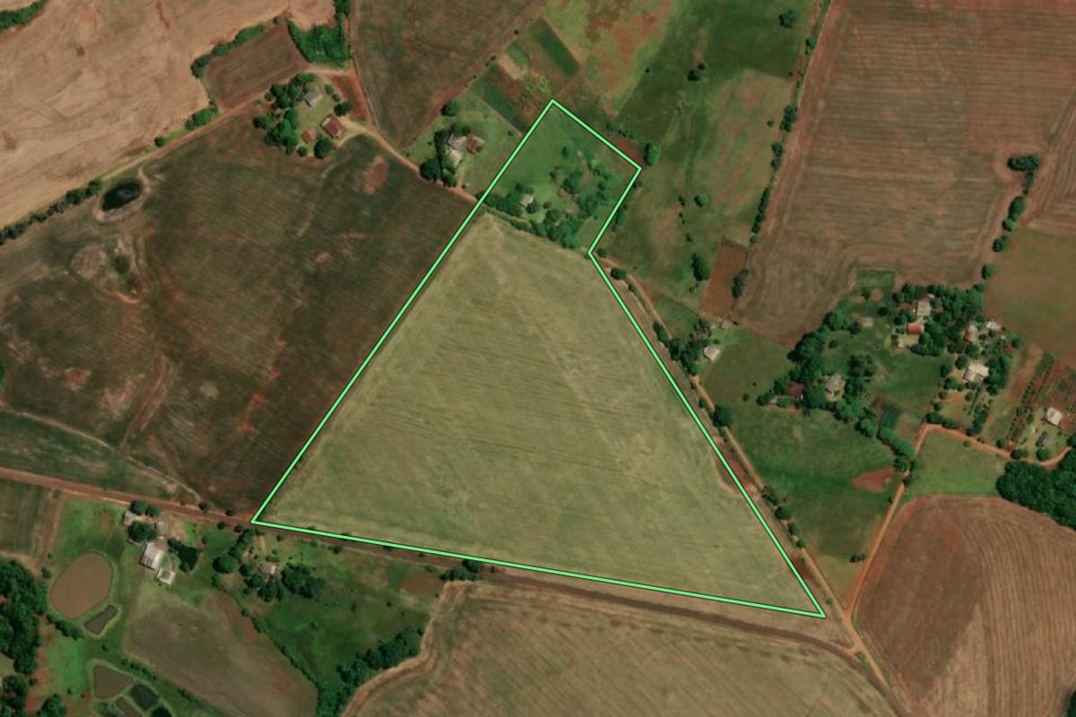 Imagem de satélite do imóvel rural em São Luiz Gonzaga (RS), com o contorno declarado no CAR desenhado por cima.