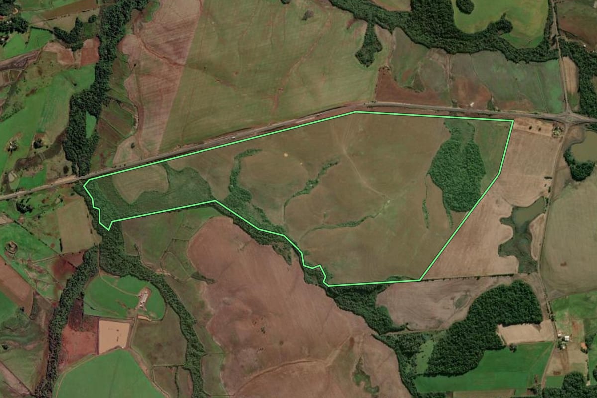 Imagem de satélite do imóvel rural em São Luiz Gonzaga (RS), com o contorno declarado no CAR desenhado por cima.